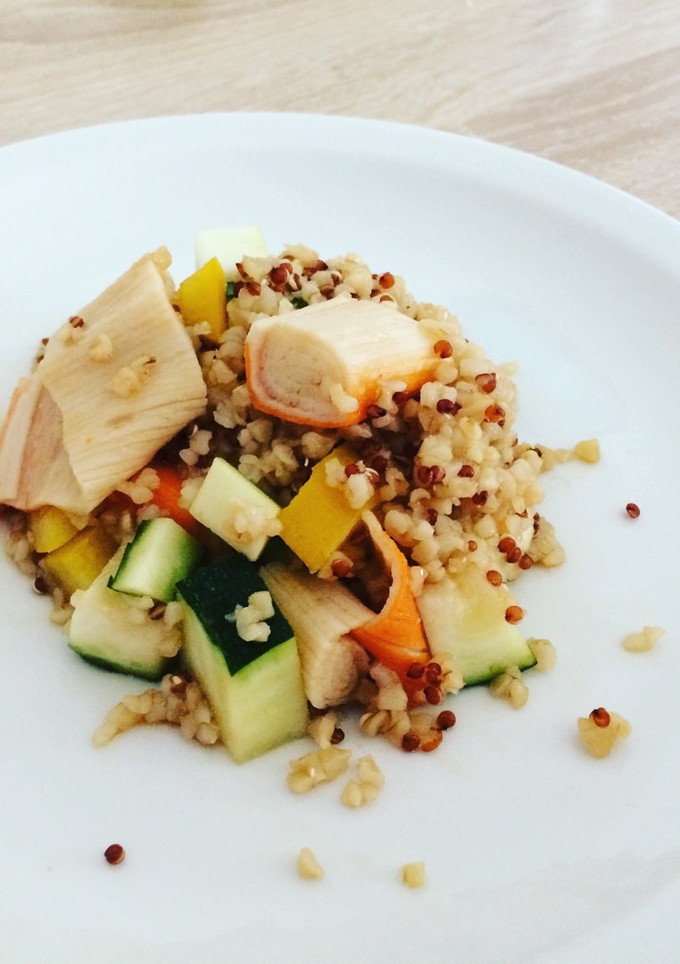 Una foto de Quinoa con surimi