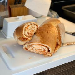 A picture of White bread with guava jelly (goiabada).