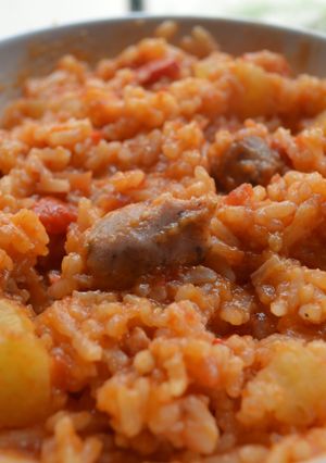 Una foto de Guiso de Arroz con Salchicha parrillera