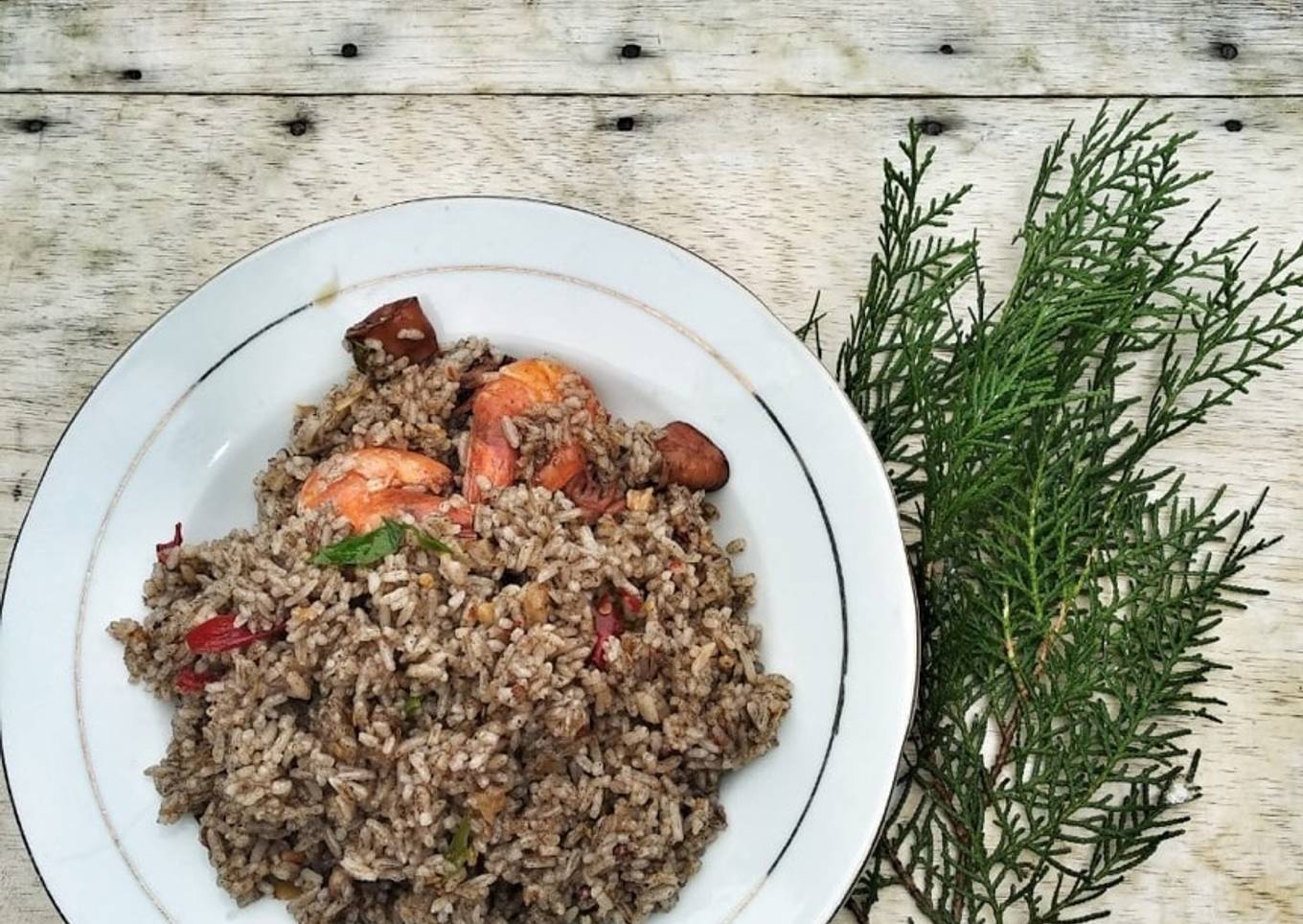 Nasi goreng dengan cumi hitam