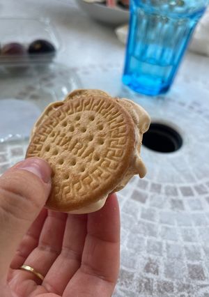 Una foto de Gelat de tall de torró amb galetes Maria