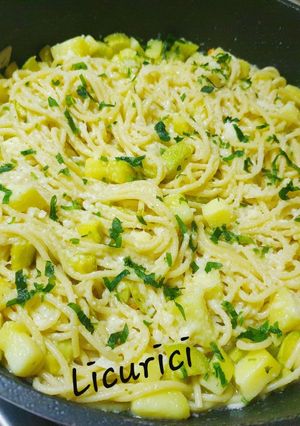 O poză a rețetei Spaghetti con patate e zucchini (cartof și dovlecel).