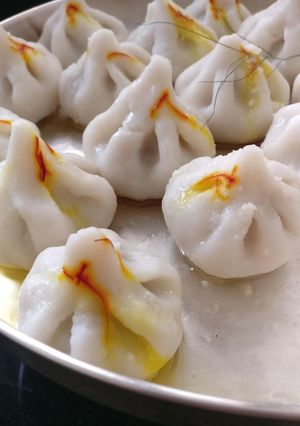 उकडीचे मोदक (ukadiche modak recipe in marathi) रेसिपी चे मुख्य फोटो 