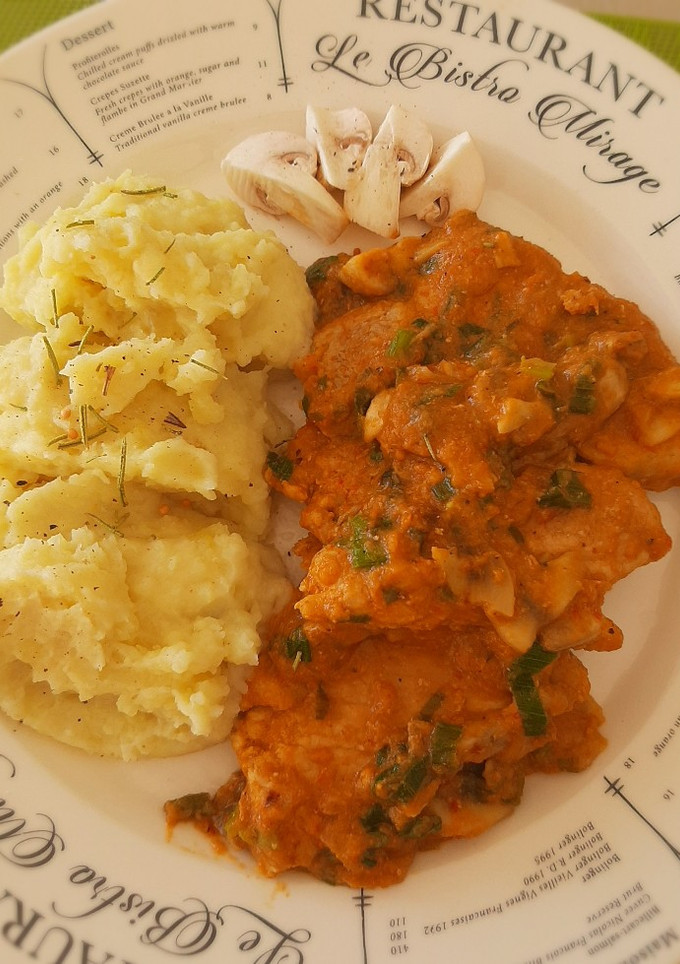 Una foto de 👩🏼‍🍳🔪 Cerdo de hongos y verdeo con puré de papas 🥔