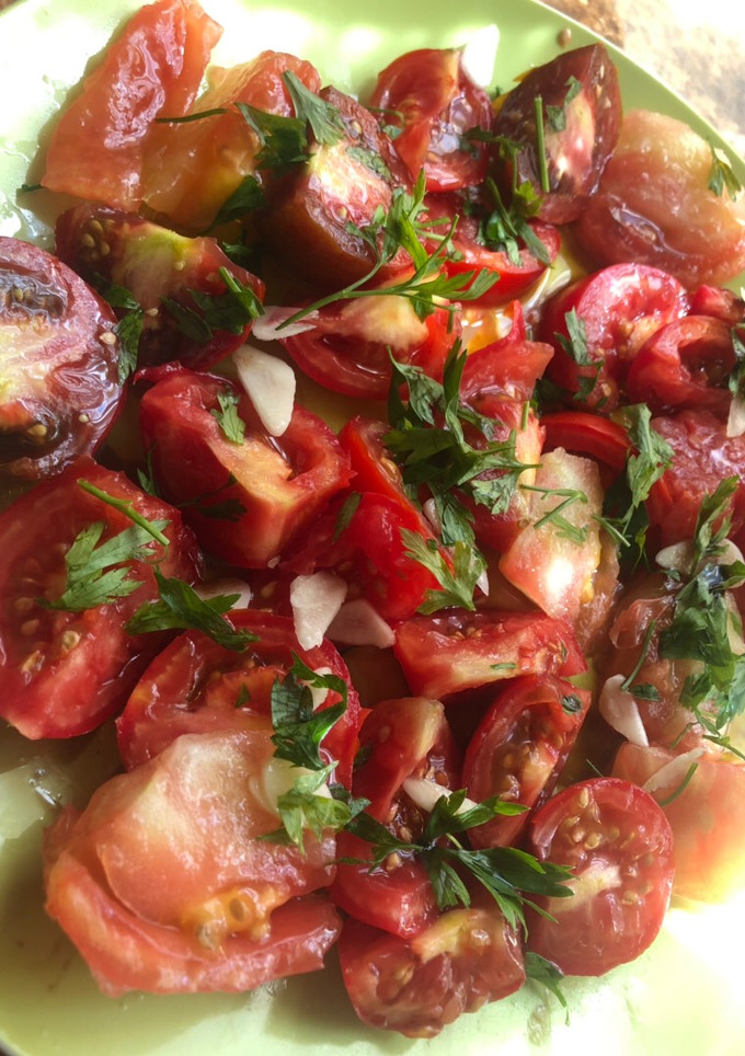 Una foto de Ensalada de tomated huevo de toro y Raf !