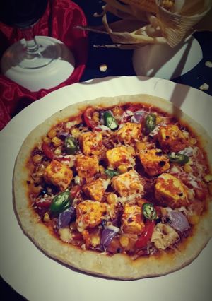 পনির টিক্কা তাওয়া পিজ্জা (paneer tikka tawa pizza recipe in bengali) রেসিপির প্রধান ছবি