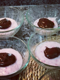 Una foto de Postre cremoso de fresa y chocolate