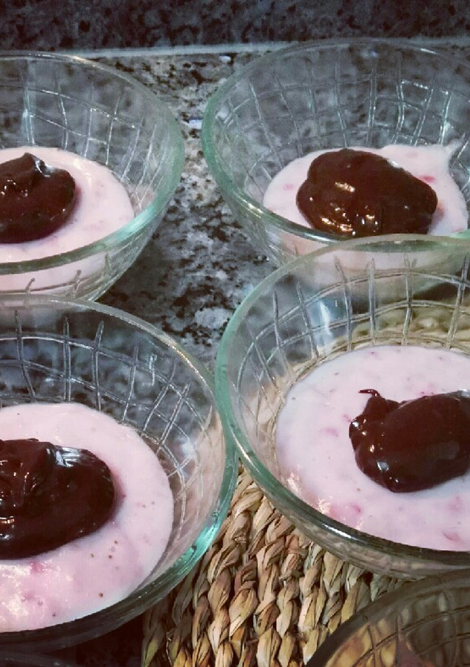 Una foto de Postre cremoso de fresa y chocolate