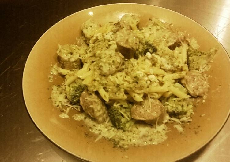 Garlic &amp; Cheese Sausage with Broccoli and Gorgonzola Cream Sauce