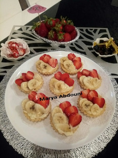 صورة لوصفة ميني تارتولات بالموز والفراولة 🍌🍌🍓🍓