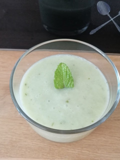 Une photo de Soupe froide de concombre et menthe