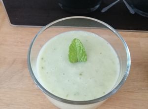 Une photo de Soupe froide de concombre et menthe