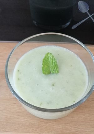 Une photo de Soupe froide de concombre et menthe