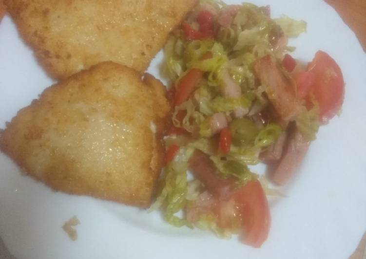 Pechuga de pollo empanada con ensalada con bacon frito