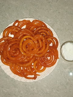 इंस्टेंट जलेबी (Instant Jalebi Recipe in Hindi) रेसिपी मुख्य फोटो