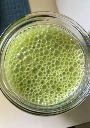 Una foto de Batido Verde energético de Espinaca-Mango-Almendras con proteína (smoothie)