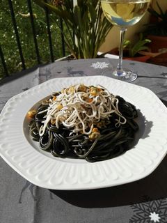 Una foto de Spaghettis negros con gulas y berberechos