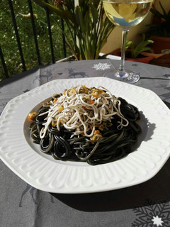 Una foto de Spaghettis negros con gulas y berberechos