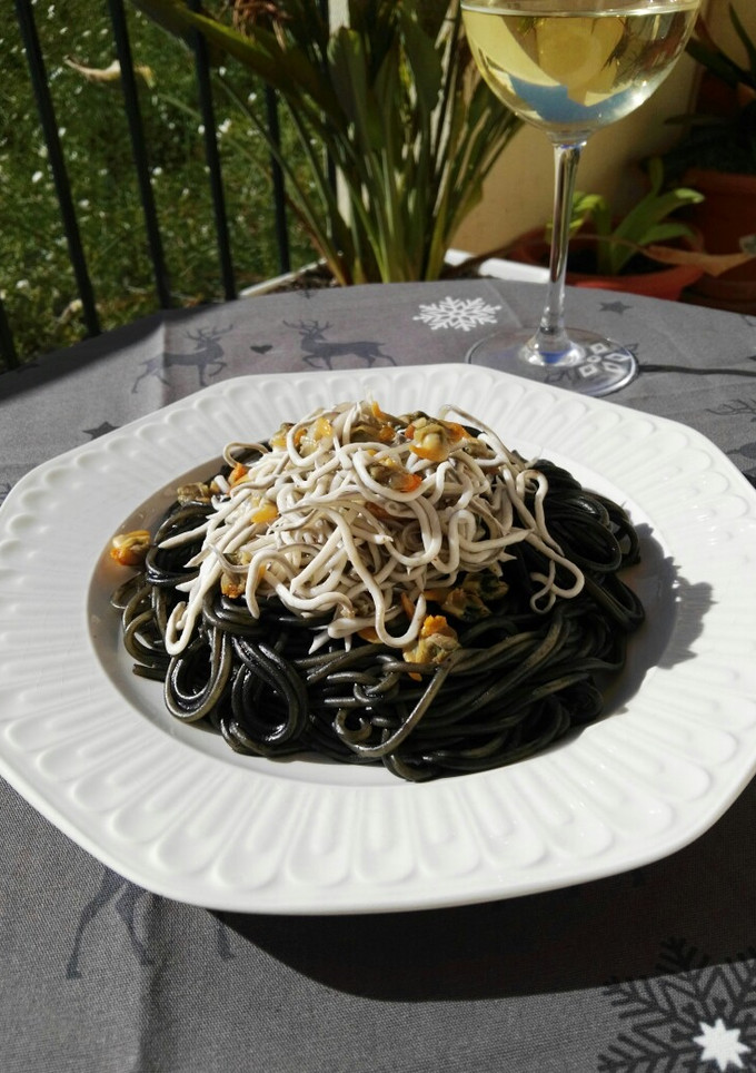 Una foto de Spaghettis negros con gulas y berberechos