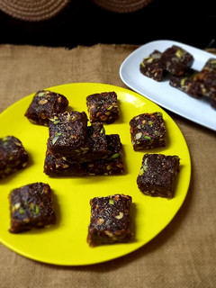 ખજુર પાક (Khajoor Paak Recipe In Gujarati) રેસીપી મુખ્ય ફોટો