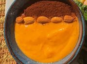 Una foto de licuado de banana y naranjas