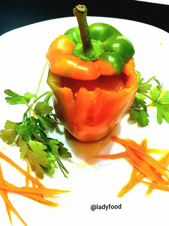Una foto de 🍀Pimiento relleno de crema de zanahoria y menta🍀