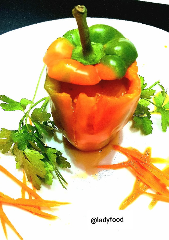 Una foto de 🍀Pimiento relleno de crema de zanahoria y menta🍀