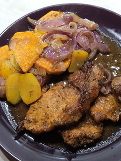 Una foto de Chuletas de cerdo en salsa dulce al horno