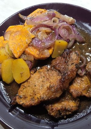 Una foto de Chuletas de cerdo en salsa dulce al horno