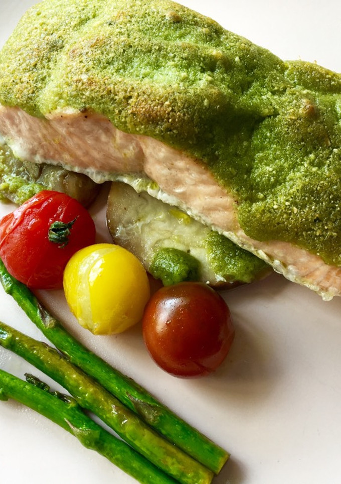 Una foto de Salmón gratinado con pesto