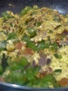 Una foto de Revuelto de "Huevos"🥚con Verdura y Guiso