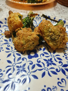 Una foto de Brócoli capeado en air fryer