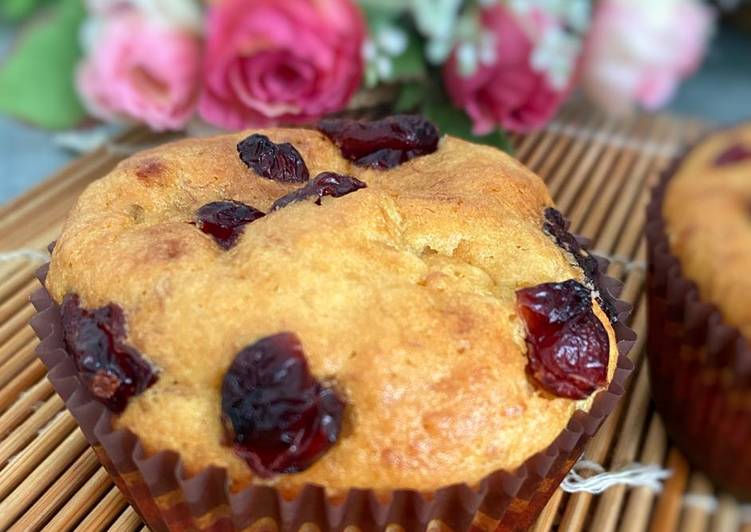 How to Make Appetizing Muffin pisang topping cranberry