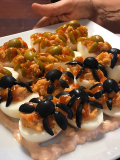 Una foto de Huevos rellenos Halloween