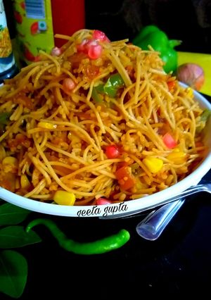 नूडल्स फ्राइड राइस (noodles fried rice recipe in Hindi) रेसिपी मुख्य फोटो