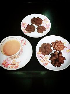 फ्लावर चॉकलेट कुकीज (Flower chocolate cookies recipe in Hindi) रेसिपी मुख्य फोटो