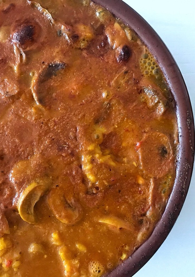 Una foto de Arroz con pollo y champis al horno