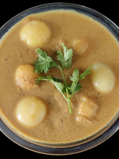 பேபி உருளைக்கிழங்கு மசாலா குழம்பு (Baby potato masala gravy) செய்முறை முக்கிய புகைப்படம்