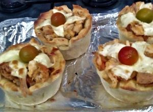 Una foto de Quiches con Pollo, Salchicha, Queso🍗🥖🧀