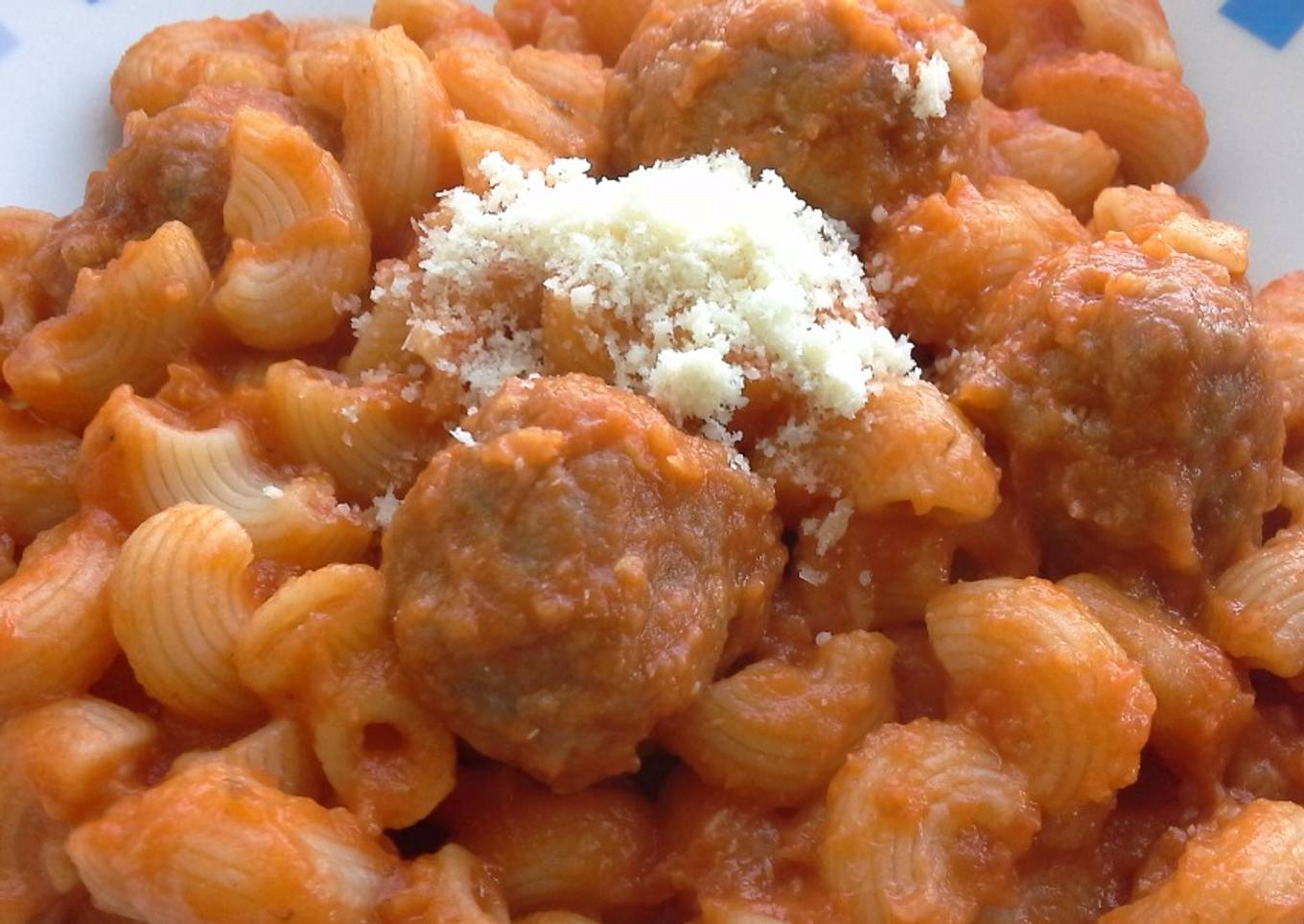 Macarrones con albondiguillas en salsa de tomate y berenjena