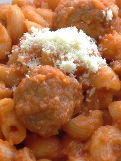 Una foto de Macarrones con albondiguillas en salsa de tomate y berenjena