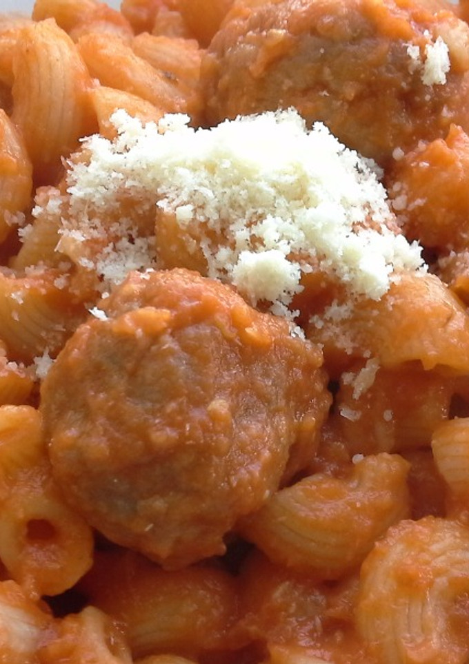 Una foto de Macarrones con albondiguillas en salsa de tomate y berenjena
