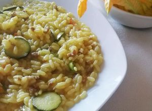 Foto di Risotto allo zafferano con, salsiccia, zucchine e fior di zucca