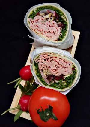 Zdjęcie przepisu Wrap z włoską mortadelą, szpinakiem, rukolą, rzodkiewką i chrupiącymi ziarnami.