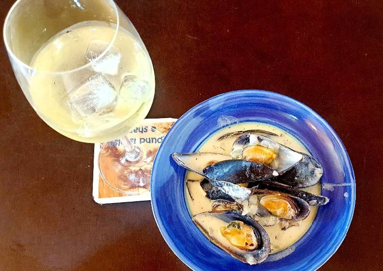 Recipe of Award-winning Mussels in a Creamy White Wine sauce