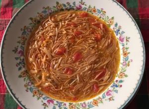 Una foto de Sopa de fideo con refrito