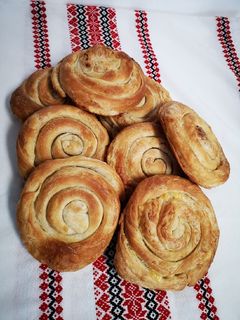 O poză a rețetei Plăcinte foioase cu brânză telemea.