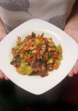 Foto resep Ikan asin cumi cabe hijau saos tauco asin 🥰