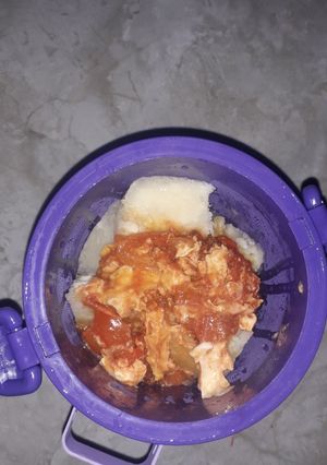 A picture of Egg sauce and white yam.