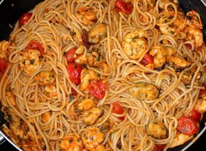 Garnélás,kagylós paradicsomos spagetti 🦀🦞🦐🦑🐙🦪🍝🍜🍤 recept fotója